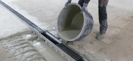 Repararea unui canal de drenaj într-o parcare subterană folosind Emcekrete 50 A. 