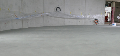 Emcefix floor poate fi folosit și pentru repararea suprafețelor mari de șapă și pardoseli din beton. Șapa din fotografie era plină de găuri. Acestea au fost închise cu Emcefix floor, printr-o nivelare pe suprafață mare, oferind un finisaj durabil și estetic.