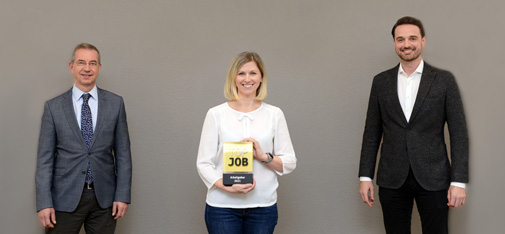 MC-Bauchemie primește sigiliul de aprobare Top Job pentru a doua oară după 2018 (de la stânga la dreapta): Christoph Hemming (șef HR), Anna Kaja (HR Personnel Officer) și Nicolaus M. Müller (Managing Director MC-Bauchemie) arată cu mândrie premiul. În discursul său, Sigmar Gabriel, fost vicecancelar al Germaniei și patron al sondajului de comparație la nivel național al companiei, a lăudat dezvoltarea pozitivă a personalului și perspectivele bune ale angajaților, cultura corporativă apreciată și acreditările de comunicare ale producătorului de produse chimice pentru construcții active la nivel global.