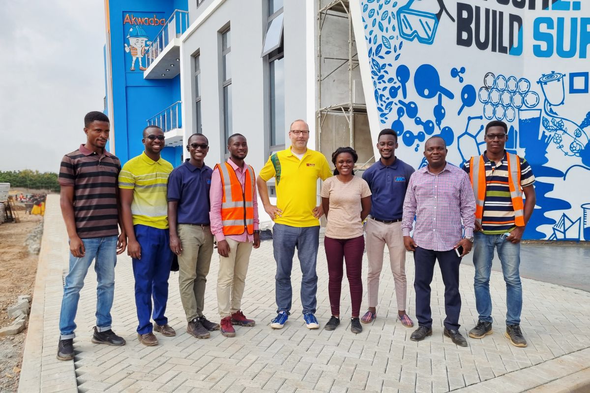 The R&D team of MC-Bauchemie Ghana with Dr. Wolfram Schmidt (in the middle), coordinator of the INFRACOST project and member of the Federal Institute for Materials Research and Testing (BAM), and with Noble Bediako (2nd from right), Managing Director of MC-Bauchemie Ghana.